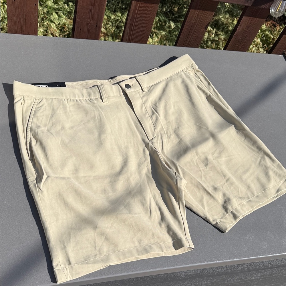 Kirkland Signature Men's Tan Flat Front comfort waistband Shorts size 42 in NWT
